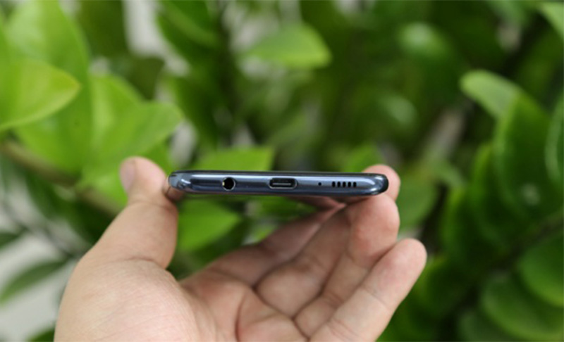 Cổng sạc trên điện thoại bị bám bẩn cũng dẫn đến lỗi sạc chậm